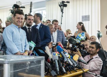 Ucrania da un apoyo histórico a Zelenski para que emprenda reformas, según los sondeos