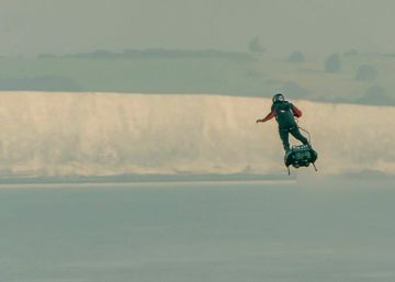 El ‘hombre volador’ logra cruzar el canal de la Mancha al segundo intento