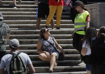 Roma multará a quienes se sienten en la escalinata de la Plaza de España
