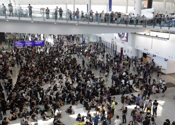 Los manifestantes de Hong Kong organizan una gran sentada en el aeropuerto