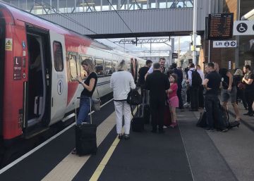 Un apagón masivo provoca retrasos y cancelaciones en el transporte en Londres, parte de Inglaterra y Gales
