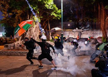 La policía endurece la represión de las protestas en Hong Kong y emplea gases lacrimógenos en el metro