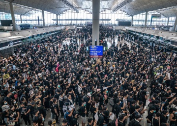 Milhares de manifestantes bloqueiam o aeroporto de Hong Kong