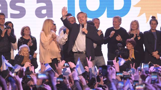 Alberto Fernández celebra la victoria.