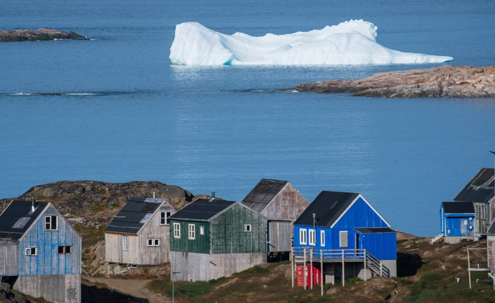 Un iceberg flota frente al pueblo de Kulusuk en Groenlandia.