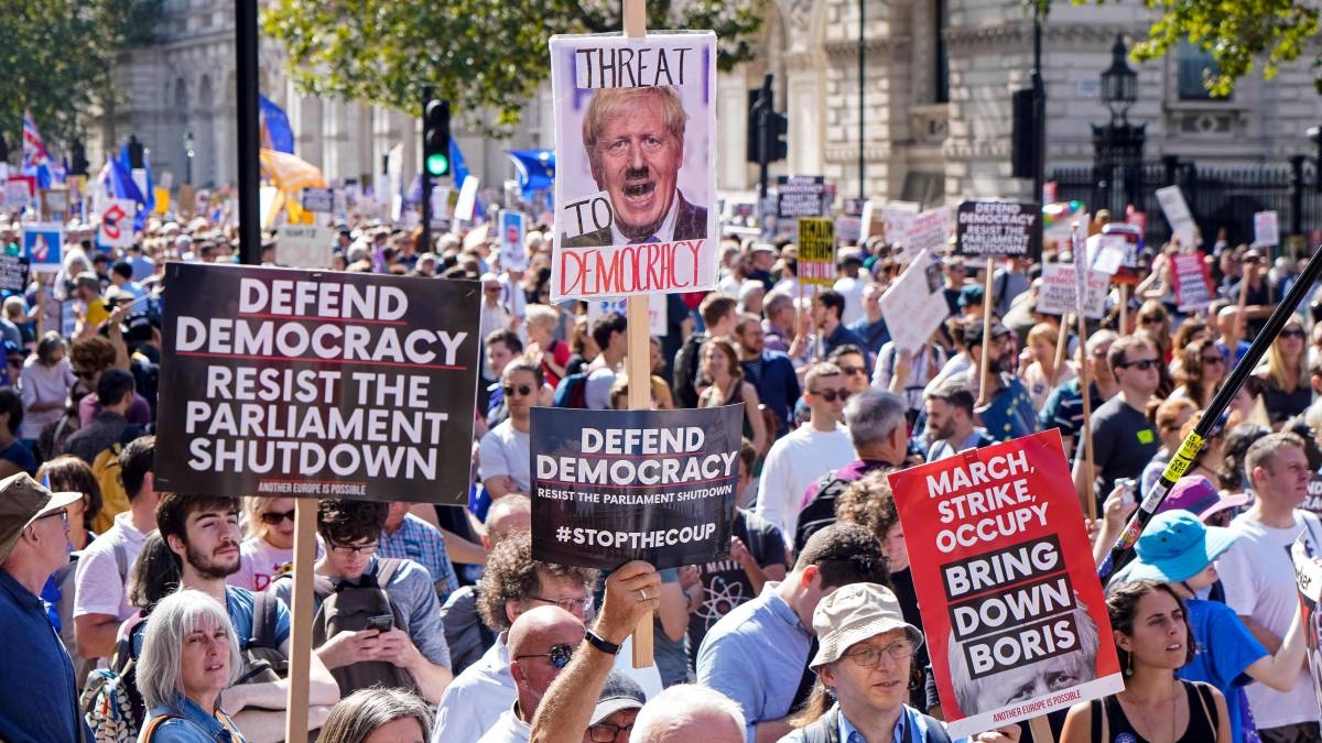 Miles de personas salen a la calle en el Reino Unido contra el cierre del Parlamento británico
