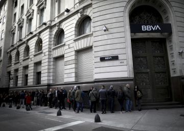 Argentinos fazem fila nos bancos para tirar economias em dólar com medo de confisco