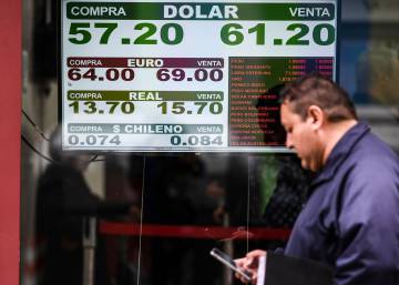 Argentina refuerza el control de cambios ante el agravamiento de la crisis Argentina refuerza el control de cambios ante el agravamiento de la crisis