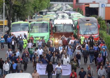 Los transportistas asfixian Ciudad de México para exigir un aumento de la tarifa Los transportistas asfixian Ciudad de México para exigir un aumento de la tarifa