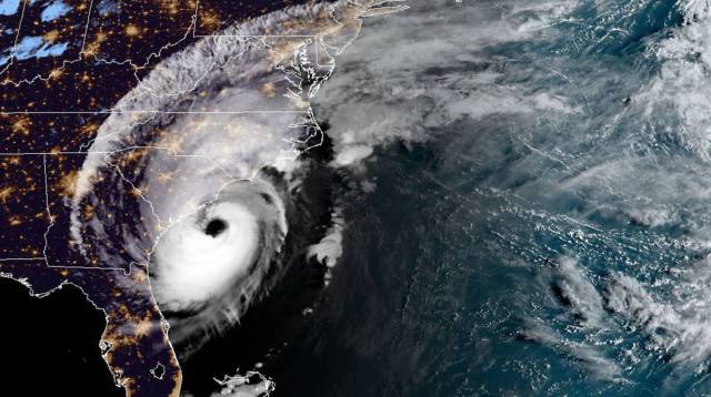 Un huracán Dorian robustecido azota la costa sureste de EE UU