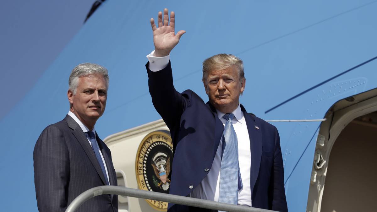 El presidente de los EE UU, Donald Trump (a la derecha), junto a Robert C. O'Brein, nuevo consejero de Seguridad Nacional, este miércoles en Los Ángeles.