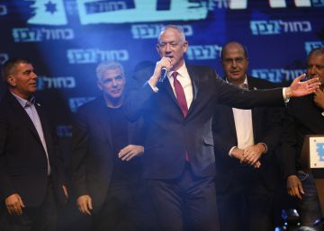 El general israelí y cabeza de lista de Azul y Blanco, Benny Grantz habla ante sus seguidores de partido, en Tel Aviv.rn rn