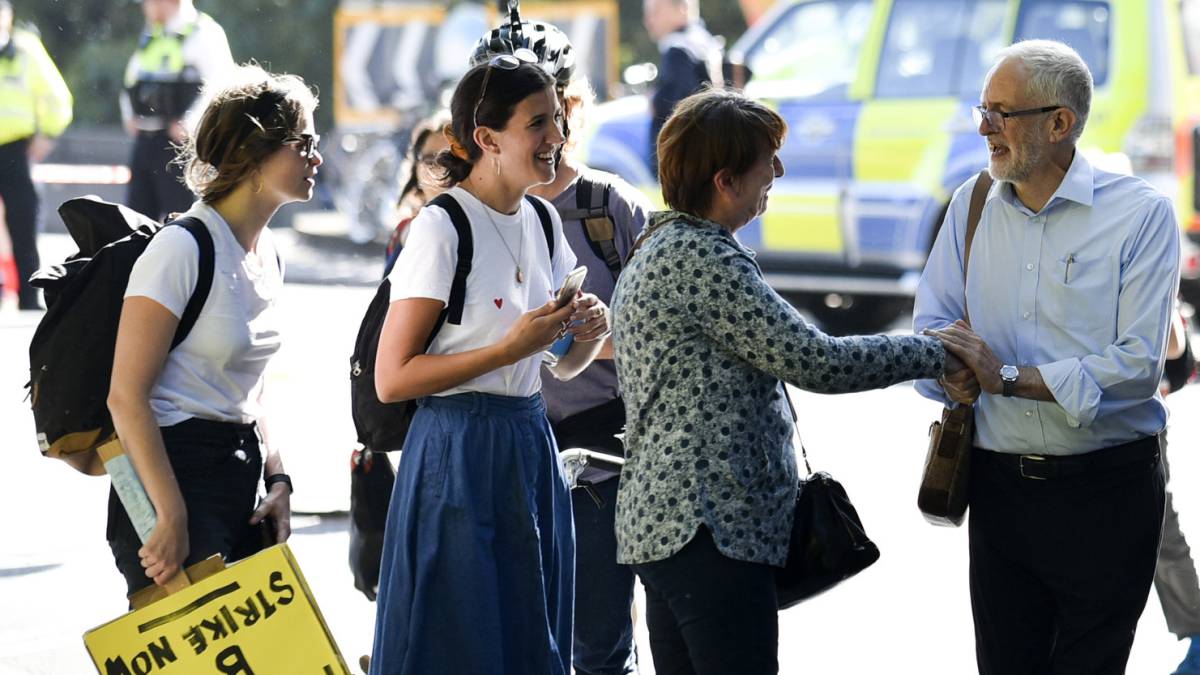 Jeremy Corbyn saluda a un grupo de manifestantes, a su llegada a la protesta contra el cambio climático, este viernes en Londres.