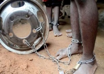 La policía de Nigeria rescata a 300 hombres y niños, muchos encadenados, en una escuela coránica