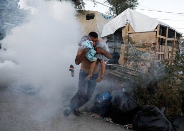 Grecia acelera la evacuación del saturado campo de Lesbos tras la muerte de una refugiada