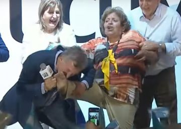 “¡Mi Cenicienta!”: Macri besa los pies de una seguidora durante un mitin de campaña