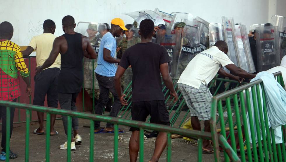 Migrantes africanos se enfrentan con policías militares en Tapachula.
