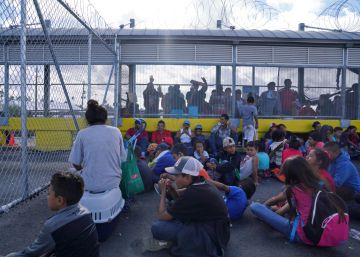 Cientos de migrantes toman un puente fronterizo en México para exigir asilo en EE UU