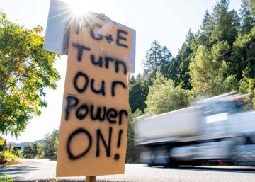 Más de 600.000 clientes permanecen sin luz dos días después del apagón preventivo en California