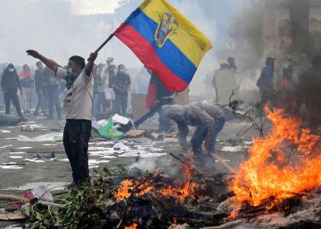 Presidente do Equador decreta a militarização e o toque de recolher em Quito
