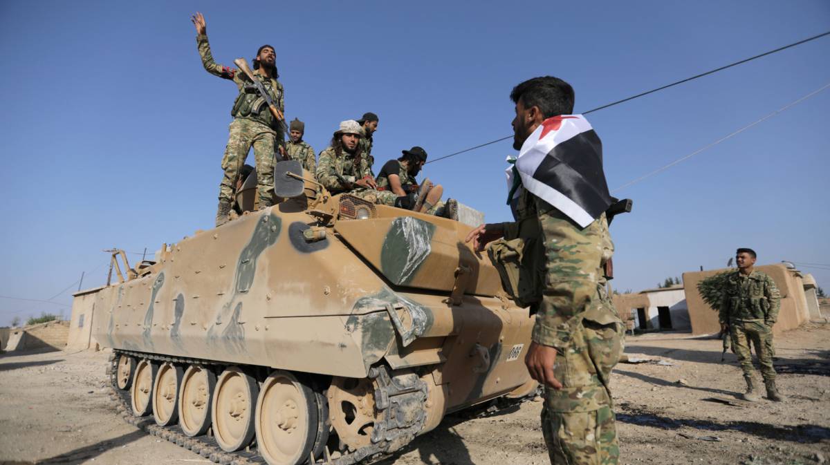 Soldados rebeldes sirios respaldados por Turquía en un camión militar en la aldea de Yabisa, cerca de la frontera entre los dos países.
