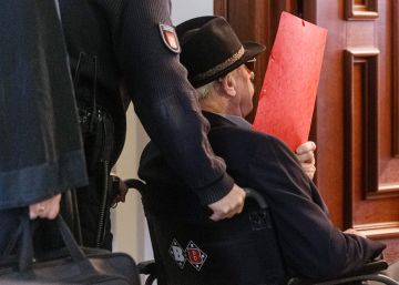 Un guarda de un campo nazi de 93 años, sentado en el banquillo en Alemania