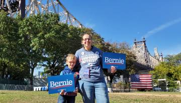 Sarah Headtman con su hijo en el mitin