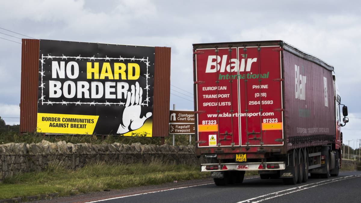 Un camión pasa junto a un cartel del Brexit.