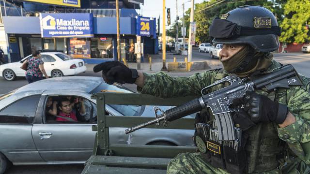 Militares patrullan Culiacán (México).