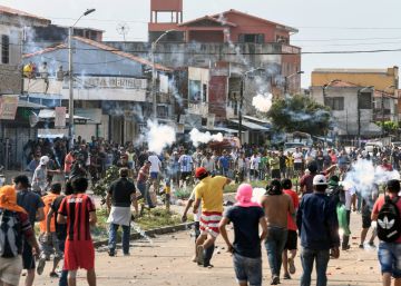 Una Bolivia partida en dos se mide en la calle a la espera del resultado electoral