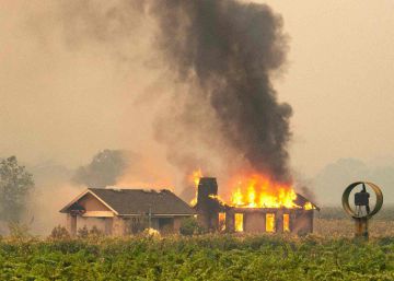 Los vientos en California obligan a evacuar a 180.000 personas y cortar la luz a millones para evitar incendios