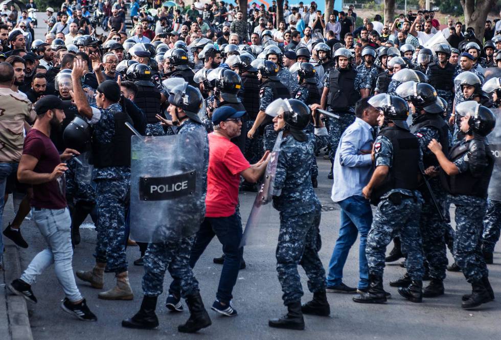 Manifestantes y antidisturbios se enfrentan, este martes en Beirut.