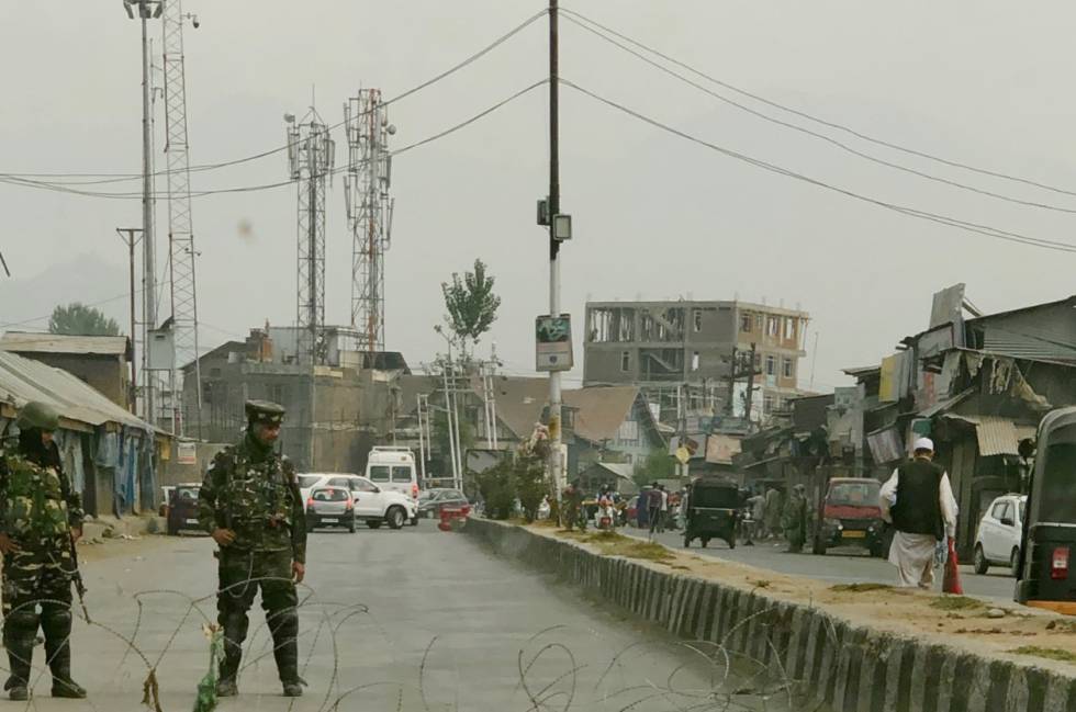 Militares patrullan el centro de Srinagar (Cachemira).
