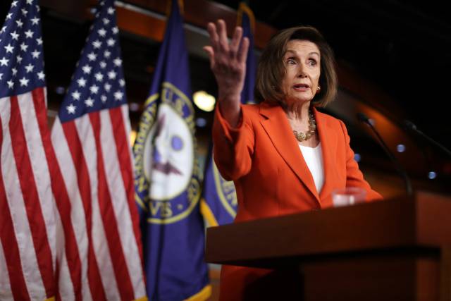 Nancy Pelosi, este jueves en el Capitolio, se dirige a la prensa antes del voto en la Cámara.