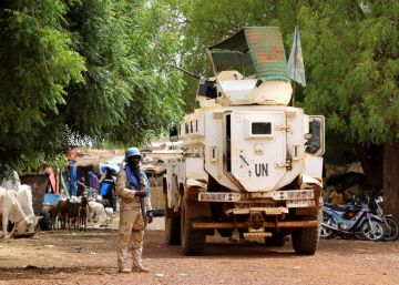 Al menos 53 militares y un civil mueren en un atentado yihadista en Malí Al menos 53 militares y un civil mueren en un atentado yihadista en Malí