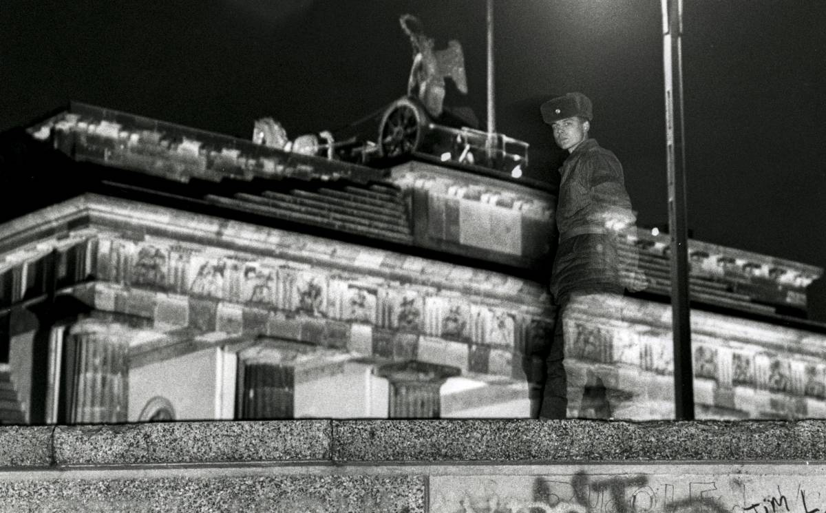 Un soldado vigila el muro en la puerta de Brandeburgo, en Berlín, el 30 de noviembre de 1989.