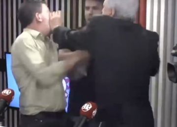 Greenwald y un periodista de derechas se golpean en un programa de la radio brasileña