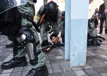 Un manifestante en Hong Kong, en estado grave tras recibir un disparo de la policía