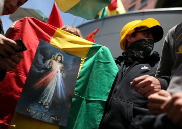 Queima de bandeiras indígenas alimenta fratura da Bolívia depois da renúncia de Evo Morales