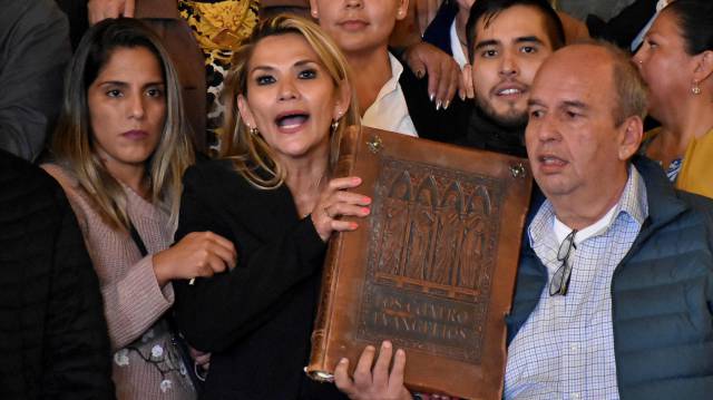 Áñez muestra una Biblia tras asumir la Presidencia.