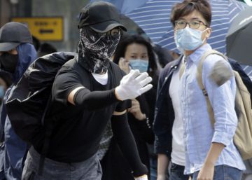 Muere un hombre durante los enfrentamientos callejeros en Hong Kong