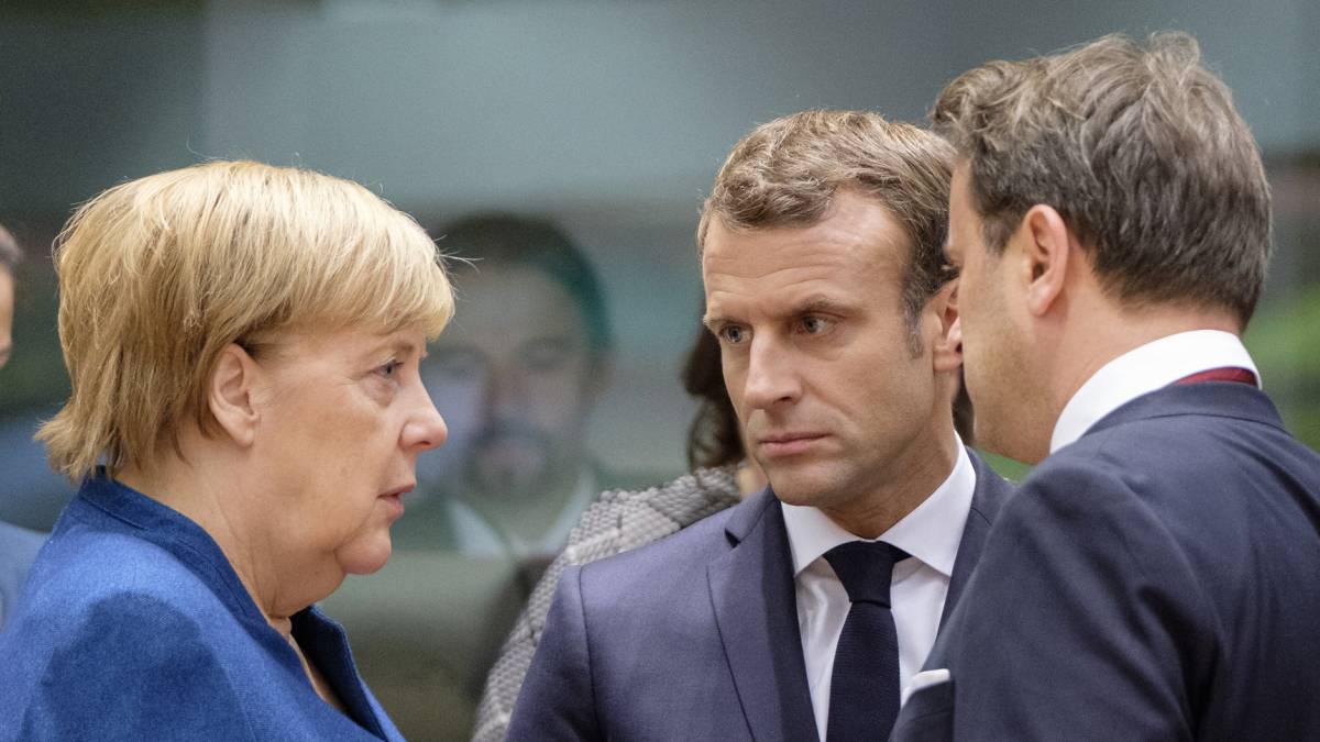 Angela Merkel habla con Emmanuel Macron y con el primer ministro de Luxemburgo, Xavier Bettel, en la cumbre europea del mes pasado.