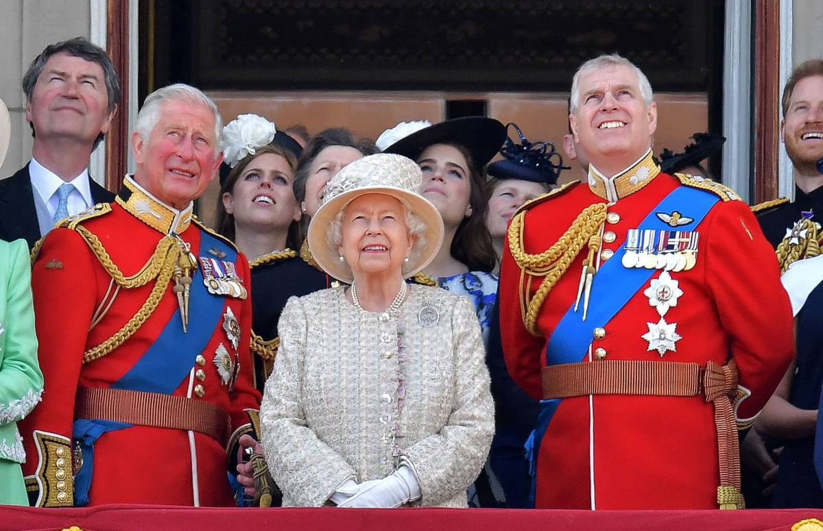 El príncipe Carlos de Inglaterra, la reina Isabel II y el príncipe Andrés observan unas maniobras militares aéreas desde el balcón del Palacio de Buckingham