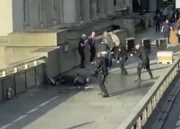 Un terrorista mata a puñaladas a dos personas en el puente de Londres antes de ser abatido por la policía
