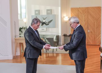 El primer ministro de Finlandia dimite al retirarle la confianza su principal socio de coalición