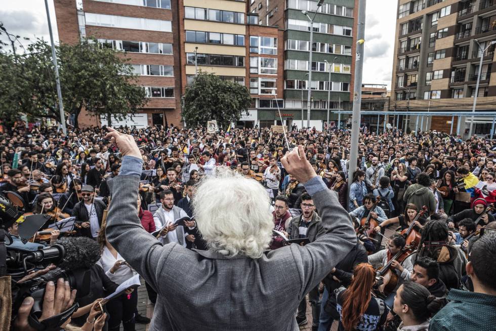 El maestro Guerassim Voronkov dirige el Cacerolazo Sinfónico, en el Parque de los Hippies, en Bogotá.