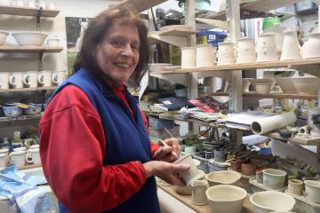La ceramista Ann McNulty, en su taller.