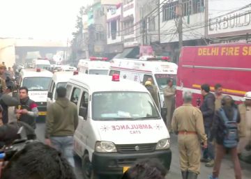 Al menos 43 muertos en el incendio de una fábrica en Nueva Delhi