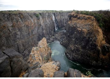 Las cataratas Victoria, reducidas a un hilo de agua