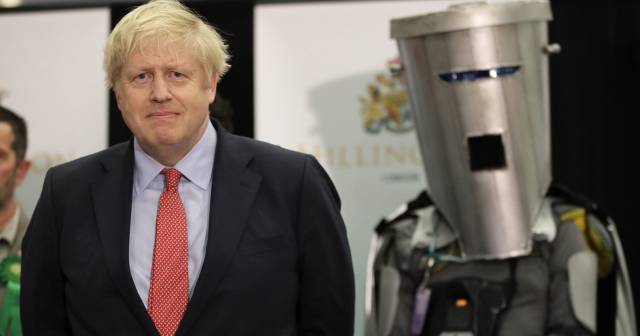 El primer ministro Johnson comparece en Londres en la madrugada del viernes, tras conocer los resultados electorales.